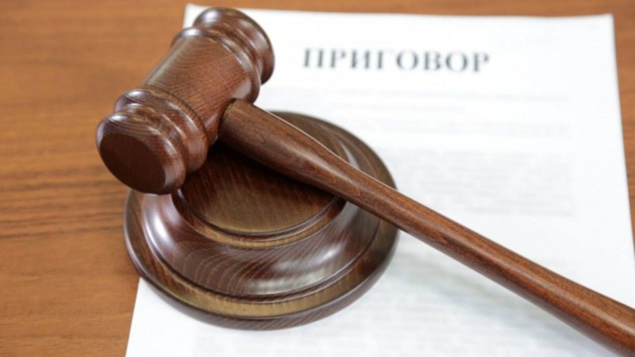 Житель Абакана осужден за ложное сообщение о террористическом акте В феврале текущего года на номер «112» поступило сообщение о террористическом акте. Информация была передана в дежурную часть УМВД России по г. Абакану. Незамедлительно на место происшествия выехали сотрудники МВД по Республике Хакасия и их коллеги из регионального Управления ФСБ. Ими была установлена личность звонившего и все обстоятельства произошедшего. Злоумышленником оказался 35-летний местный житель. Он пояснил, что поссорился с бывшей сожительницей, которая, приехав за вещами, не впускала его в квартиру, где они ранее проживали. Нетрезвого мужчину поведение женщины возмутило, и он решил вызвать сотрудников правоохранительных органов, сообщив о готовящемся террористическом акте. Органом дознания УМВД России по г. Абакану в отношении горожанина было возбуждено и расследовано уголовное дело по ч. 1 ст. 207 Уголовного кодекса Российской Федерации заведомо ложное сообщение об акте терроризма . Уголовное дело с утверждённым прокуратурой обвинительным заключением было направлено в суд для рассмотрения по существу. Абаканец был признан виновным и приговорён к ограничению свободы сроком на 6 месяцев, сообщает МВД по РХ. Вести. Хакасия Подписаться