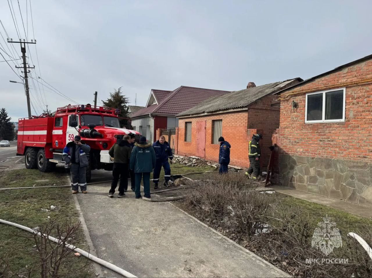 Мужчина и женщина погибли в результате пожара на ул Ленина в Константиновске сообщили в МЧС по Ростовской области Огонь успел охватить девять квадратных метров Тела погибших спасетели обнаружили при тушении их личности устанавливаются Что стало причиной пожара предстоит выяснить дознавателю ведомства Фото МЧС по Ростовской области Вести Дон Telegram MAX