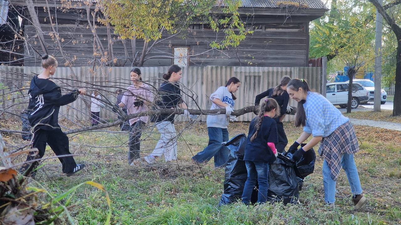 Юные фигуристы и их родители присоединились к общегородской акции «Город берегу»   Вооружившись перчатками и мешками для мусора, «Амурские рыси» и их родители очистили территорию в районе пересечения Зейской и Артиллерийской. За время весёлой и дружной уборки собрали более 20 мешков с мусором.   Напомним, в областном центре с 1 октября стартовал осенний этап акции «Город берегу». Продлится он вплоть до 31 октября. Благовещенцам предлагают выйти на уборку городских скверов, дворов. Можно убрать мусор, покрасить ограждения, элементы спортивных и детских площадок, высадить деревья. Так, общегородской субботник пройдёт 19 октября. Дату сообщил мэр областного центра Олег Имамеев.