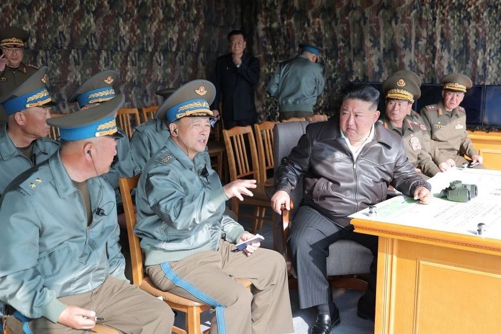 В КНДР во время церемонии спуска на воду получил повреждения новый эсминец. ЧП случилось прямо на глазах северокорейского лидера Ким Чен Ына, сообщает Центральное телеграфное агентство Кореи. Церемония проходила 21 мая в Чхонджине. При спуске эсминца водоизмещением 5 тысяч тонн на воду произошла серьезная авария: спусковая каретка кормы корабля раньше времени сошла со стапеля и наскочила на препятствие. В результате днище эсминца получило повреждения, а нос остался на стапеле. "Товарищ Ким Чен Ын наблюдал весь процесс аварии и дал оценку, что произошедшее является недопустимой серьезной аварией и преступлением, вызванным неосторожностью, безответственностью и ненаучным эмпиризмом", - говорится в публикации ЦТАК. Лидер КНДР потребовал восстановить корабль до июньского пленума Центрального комитета партии, поскольку, по его словам, этот вопрос связан с "авторитетом государства". Фото: ЦТАК