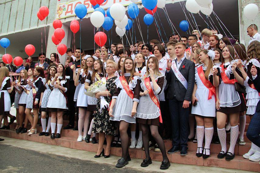 Последние звонки в Ростовской области пройдут закрытых помещениях. При этом в этот день организуют масовый забег Минобразования РО: Для организации эффективной защиты правопорядка и защищенности образовательных организаций, обеспечения безопасности обучающихся, педагогов и родителей торжественные мероприятия «Последний звонок» проводятся в закрытых помещениях. Соответствующие рекомендации доведены до муниципальных образований Ростовской области. Новости №1 в Ростове Прислать новость/фото