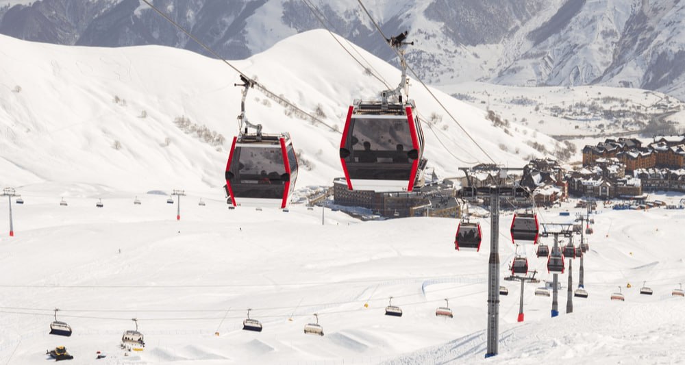 Российские лыжники активнее поехали на горные курорты Грузии Этой зимой интерес российских туристов к горнолыжным курортам Грузии увеличился По оценкам туроператоров продажи горнолыжных туров выросли на 15 50 по сравнению с прошлым сезоном Самым востребованным направлением остается Гудаури где устойчивый снежный покров формируется с середины декабря а сезон продолжается до конца апреля   По данным туроператоров и сервисов онлайн бронирования туристы выбирают комбинированные форматы поездок совмещая катание на горных лыжах с экскурсионными культурными и гастрономическими программами Помимо Гудаури спрос сохраняется на курорт Бакуриани который востребован у семейных туристов и начинающих лыжников Стоимость туров в зависимости от формата и продолжительности варьируется от 42 8 до 85 тыс рублей на человека без учета перелета Большинство бронирований оформляется за 2 3 месяца до поездки  По данным Погранслужбы ФСБ России с января по сентябрь 2025 года Грузию с туристическими целями посетили более 250 тыс россиян Турпоток за этот период вырос на 36 Все подробности в материале RTN rata ru