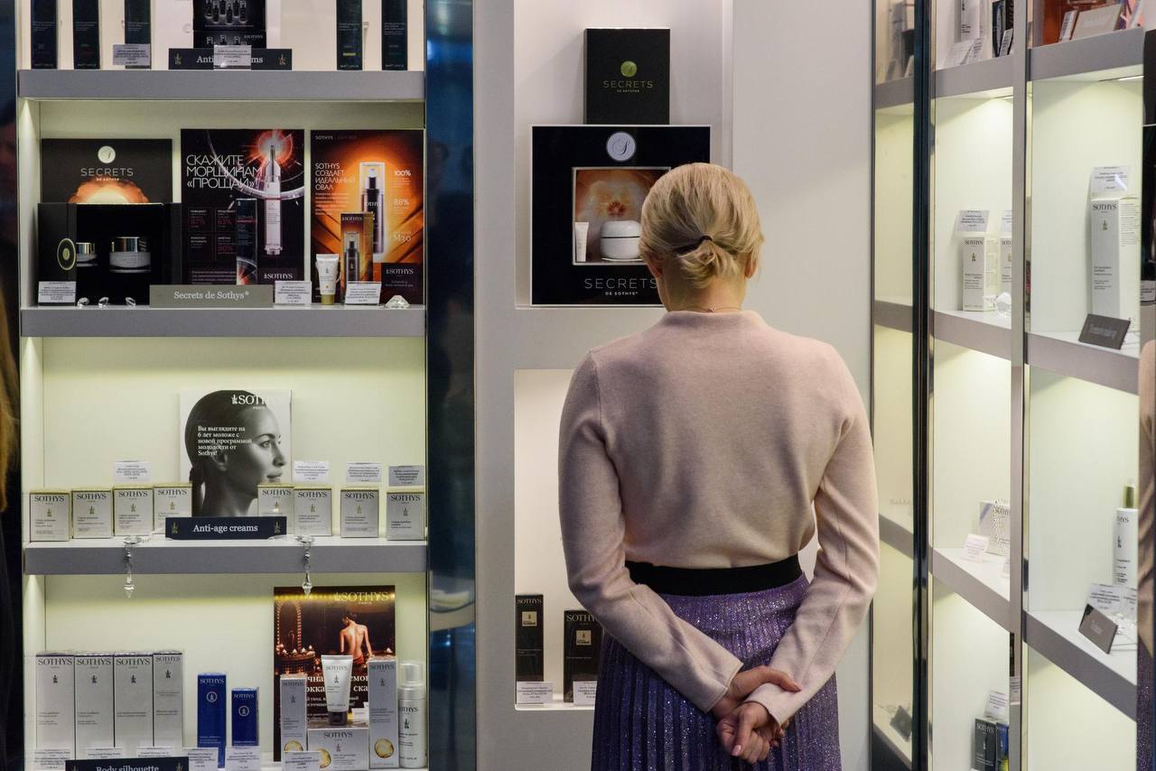 В Петербурге за год ликвидировали более 70 магазинов косметики Новых магазинов зарегистрировали при этом лишь 55 Число закрытий магазинов в стране второй год превышает число новых регистраций Такую тенденцию объясняют развитием онлайн торговли консолидацией рынка под крупными игроками а также ростом затрат на логистику и закупку продукции в том числе импортной За год в России в этой сфере зарегистрировано 2422 новых компаний а ликвидировано 2966 На 1 ноября в России осталось 22 892 магазина косметики их число снижается как по всей стране так и в отдельных регионах Несмотря на это выручка отрасли стабильно растёт Выручка в Петербурге составила 41 9 млрд рублей Сергей Ермохин ДП Подписаться на ДП в Telegram MAX