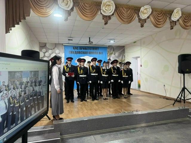 Скадовск церемония вступления учащихся в кадетские классы В Скадовской школе 1 прошла знаменательная церемония официального вступления учащихся в кадетские классы Мероприятие стало важным этапом в системе патриотического воспитания и профессионального становления молодежи Церемония состоялась при участии представителей государственных и общественных институтов   участников специальной военной операции сотрудников Федеральной службы войск национальной гвардии РФ   представителей Следственного комитета РФ по Херсонской области   сотрудников Министерства внутренних дел по Херсонской области   главного специалиста отдела по взаимодействию с образовательными учреждениями Скадовского МО   представителей Федерации бокса Херсонской области Центральным моментом стало торжественное произнесение учащимися Клятвы кадета символизирующее их вступление в ряды кадетского движения России Этот ритуал имеющий глубокие исторические корни стал важным элементом патриотического воспитания Директор школы Евгения Хлусова вручила учащимся удостоверения кадета и нагрудные знаки Кадет России В своей речи она выразила благодарность всем участникам воспитательного процесса и вручила благодарственные письма за поддержку кадетского движения Создание кадетских классов это значительный вклад в формирование у молодежи патриотических ценностей и профессиональной ориентации Мы поддерживаем такие инициативы которые воспитывают в подрастающем поколении чувство ответственности и любовь к Родине отметил глава Скадовского округа Александр Дудка Кульминацией мероприятия стало исполнение учащимися строевой песни За Россию продемонстрировавшее их приверженность национальным традициям и готовность служить Отечеству