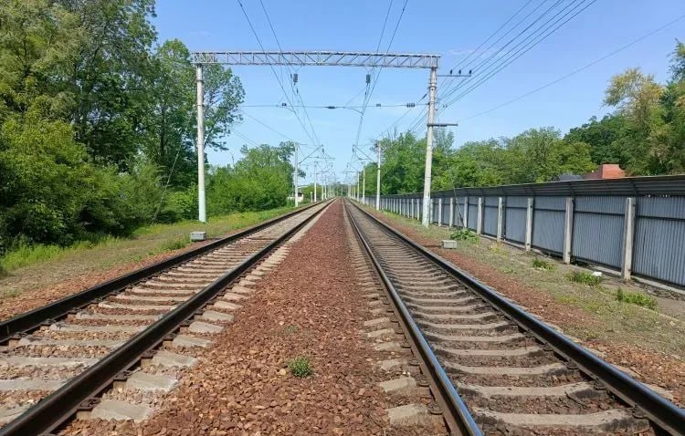 ФСБ предотвратила диверсию на железной дороге в Приамурье В Амурской области сотрудники регионального управления ФСБ пресекли подготовку диверсионного акта на участке Транссибирской магистрали. Правоохранители установили амурчанина, который инициативно вступил в переписку с представителем украинской террористической организации. Их общение проходило в мессенджере. За денежное вознаграждение житель Приамурья согласился поджечь релейный шкаф на железнодорожном перегоне. Следственным отделом регионального УФСБ в отношении амурчанина возбуждено уголовное дело по статье "Приготовление к диверсии" ч. 1 ст. 30, ч. 1 ст. 281 УК РФ . Санкции этих статей предусматривают наказание в виде лишения свободы на срок до 20 лет. "Обвиняемый задержан и в настоящее время находится под стражей", - сообщили в пресс-службе управления ФСБ по Амурской области. ТЕЛЕПОРТ.РФ – здесь все об Амурской области Написать нам