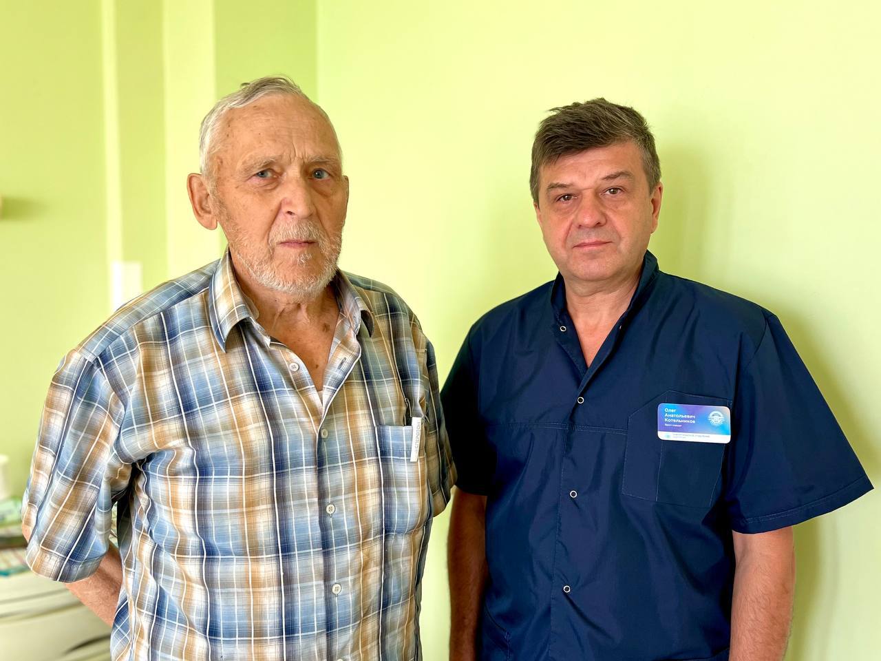 Хирурги «шестёрки» спасли 74-летнего пациента с аневризмой аорты   В начале июля в Городскую клиническую больницу №6 г. Челябинск поступил мужчина с жалобами на сильные боли в животе, тошноту и общую слабость.   Первые предположения – острый панкреатит или прободная язва желудка. При ультразвуковом осмотре специалисты заметили протяженную аневризму брюшного отдела аорты, с толстыми стенками, с пристеночными тромбомассами и значительно отечнуюзабрюшинную клетчатку с наличием сгустков крови, что натолкнуло на мысль о расслоении аневризмы.    После осмотра пациенту в кратчайшие сроки провели компьютерную томографию, благодаря чему диагноз подтвердился. Аневризма брюшной аорты – патологическое расширение отдела аорты – главной артерии, направляющей кровь от сердца к частям тела. Чаше всего протекает бессимптомно. Разрыв аневризмы –осложнение, которое нередко приводит к летальному исходу.Наиболее часто заболеванию подвержены пожилые люди, старше 60 лет.  После своевременной диагностики 74-летний Николай Иванович экстренно оказался на операционном столе. Команде медиков предстояло провести резекцию аневризмы и протезирование брюшной аорты.    Олег Котельников, врач-хирург ГКБ №6: «Данная операция – очень длительный, физически тяжёлый процесс. Такие вещи бывают крайне редко и чаще всего заканчиваются неблагополучно. Оперативно был вызван сосудистый хирург, собрана команда. С часу ночи до пяти утра мы боролись за жизнь пациента. Сделали своё дело вовремя и правильно. И у нас получилось!»  Несмотря на опаснейшее состояние, спустя 13 дней послеоперативного вмешательства, пациент смог вернуться домой. По словам Николая Ивановича, сейчас он чувствует себя отлично и благодарен всему медицинскому персоналу.    Алексей Малыгин, заместитель главного врача по хирургии ГКБ №6: «Редкий случай с замечательным итоговым результатом! В Челябинске их не более десяти за год. Прошло всего две недели, а человек, у которого разорвался основной кровеносный сосуд, уходит своими ногами. Отличная организованная командная работа нашего коллектива!»