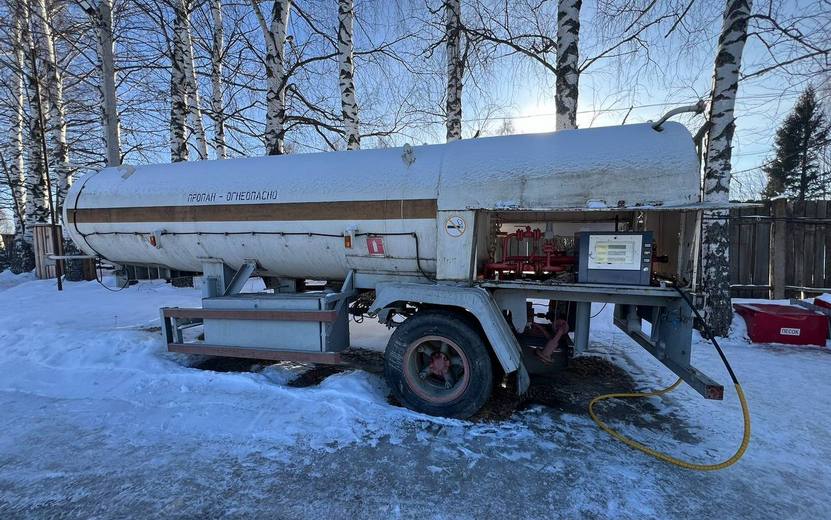 Опасная станция В Можге суд приостановил работу автомобильной газозаправочной станции Объект эксплуатировался 46 летним предпринимателем без соответствующей лицензии и был опасен для жителей Услуги по продаже сжиженного углеводородного газа ответчиком оказываются в условиях не отвечающих требованиям промышленной и пожарной безопасности сообщает Объединенная пресс служба судов региона В частности выявлено несоответствие установленного вида разрешенного использования земельного участка на котором расположена АГЗС Кроме того отсутствовали должным образом оборудованные защитные ограждения не обеспечено безопасное расстояние от резервуара до общественных зданий и сооружений Ответчик факты допущенных нарушений требований закона подтвердил Суд обязал его приостановить работу станции до устранения выявленных нарушений и получения лицензии izhlife ru Удмуртия Ижевск