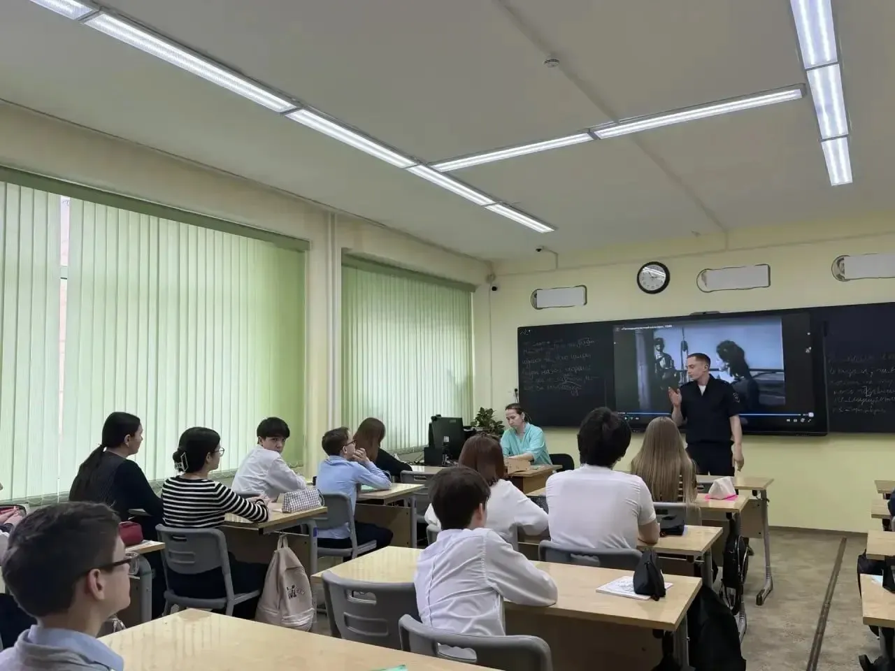 В Новом Уренгое сотрудники Госавтоинспекции напомнили школьникам СОШ Перспектива о соблюдении правил дорожной безопасности В ходе урока безопасности полицейские разобрали основные причины аварий с участием детей а также рассказали о необходимости использования детских удерживающих устройств и ремней безопасности в салоне автомобиля Автоинспекторы напомнили ученикам о правилах безопасного перехода дороги и рассказали о необходимости ношения световозвращающих элементов в темное время суток Кроме того они подробно разобрали дорожные ситуации нашли выход из каждой дорожной ловушки и закрепили основные правила поведения и игр на улице в летнее время Подписаться на Госавтоинспекцию Ямала мвдроссии полиция гибддянао гибдд янао новыйуренгой