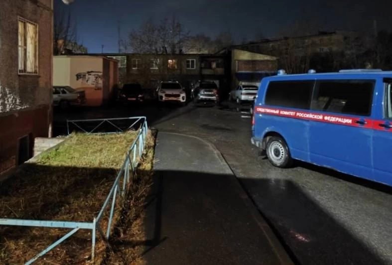 В Челябинске будут судить мужчину который напал с ножом на 11 летнего мальчика В Металлургический районный суд направленно уголовное дело 37 летнего Антона Анисимова обвиняемого в покушении на убийство ребёнка Вечером 14 апреля во дворе на улице Дегтярева Антон находясь в состоянии наркотического опьянения напал на незнакомого ему 11 летнего мальчика Он повалил ребёнка на землю и нанёс ему 15 ударов ножом в область туловища и головы Решив что ребёнок умер Антон ушёл ПОДРОБНЕЕ URALPRESS RU