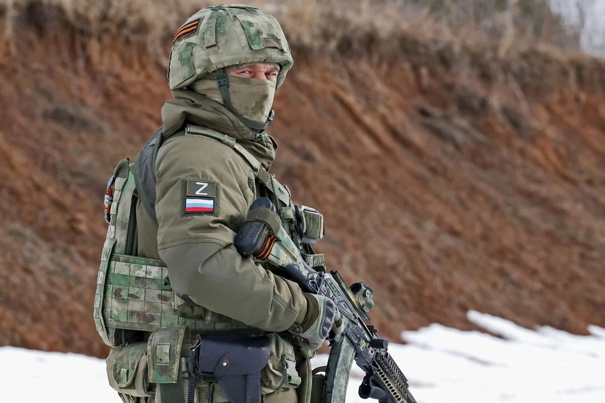 Вологжане инвалиды вследствие военной травмы имеют право на региональную ежемесячную выплату до 23 тысяч рублей Выплата установлена по инициативе Губернатора Георгия Филимонова с 2024 года Размер поддержки зависит от установленной группы инвалидности инвалидам I группы 23 104 50 рубля или 150 величины прожиточного минимума пенсионера инвалидам II группы 15 403 рубля или 100 прожиточного минимума инвалидам III группы 7 701 50 рубль или 50 прожиточного минимума Выплата назначается по заявлению которое можно подать через портал Госуслуг Получить подробную информацию можно по телефону 8 8172 23 99 70 Напомню что в Вологодской области на сегодняшний день реализуется 45 региональных мер поддержки для участников СВО и их семей КомандаФилимонова Во35 Новости35 соцзащита СвоихНеБросаем Александр Ершов Александр Ершов
