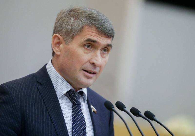 Тело кандидата от КПРФ обнаружено в Москве Тело 37-летнего политика Олега Николаева найдено под окнами многоэтажного дома на проспекте Вернадского. По данным источника SHOT, мужчина арендовал квартиру в этом здании. В 2019 году Николаев пытался избраться депутатом городского поселения Ишеевка Ульяновской области от КПРФ, однако не набрал достаточного количества голосов. При обыске квартиры были обнаружены препараты для снятия тревожности. Обстоятельства происшествия уточняются.