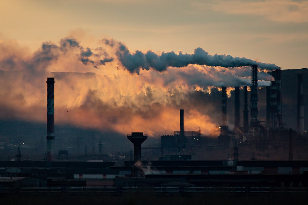 В 2025 году Северсталь достигла рекордно низкого уровня использования твёрдого углеродного топлива в доменном производстве всего 328 1 кг на тонну чугуна на Череповецком металлургическом комбинате При этом расход природного газа составил 209 6 м³ т что стало возможным благодаря стратегии технологического развития компании Генеральный директор дивизиона Северсталь российская сталь Евгений Виноградов отметил что такие результаты следствие масштабной инвестиционной программы свыше 100 млрд рублей в рамках которой были построена новая доменная печь 3 и проведены капитальные ремонты агрегатов 4 и 5 Сегодня эти печи обеспечивают более 80 выпуска чугуна Благодаря замещению кокса природным газом и внедрению водородных технологий компания сократила интенсивность выбросов парниковых газов на 3 4 по сравнению с 2020 годом Разработанная технология уже запатентована и применяется на всех пяти доменных печах ЧерМК Несмотря на остановку одной из печей на модернизацию производство чугуна выросло на 2 до 11 2 млн тонн в 2025 году