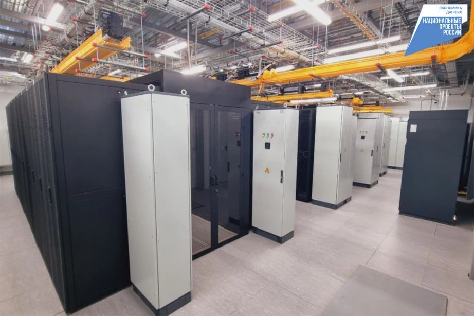 В Хабаровском крае открылся первый современный центр обработки данных Объект соответствует мировым стандартам и построен по модульной технологии что позволяет поэтапно наращивать мощность до 1 мегаватта и 110 стоек ЦОД оснащён системой резервирования для бесперебойной работы круглосуточным мониторингом комплексной системой безопасности с автоматическим пожаротушением По словам технического директора оператора Алексея Титова мощности центра закрывают текущие потребности Хабаровского края и соседних территорий а также включены в геораспределённую сеть дата центров компании Как отметила заместитель председателя правительства края по экономическим вопросам Мария Авилова появление дата центра крупного оператора обеспечит безопасное хранение и обработку данных укрепит цифровую инфраструктуру создаст основу для внедрения новых технологий и перспективных проектов   Подписывайтесь на телеканал Хабаровск в MAX