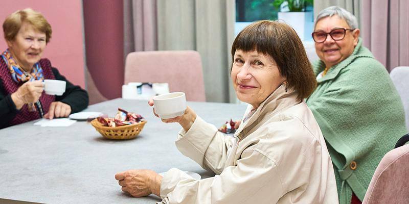 Московское долголетие открывает Школу бариста для горожан старшего возраста Курс начнется 23 января в 11 флагманских центрах проекта На занятиях эксперты научат готовить кофе разными способами Программа включает шесть уроков по сортам помолу и приготовлению напитков Финальное занятие пройдет в учебном центре кофеен Шоколадница Лучшие выпускники смогут попробовать себя на символической смене