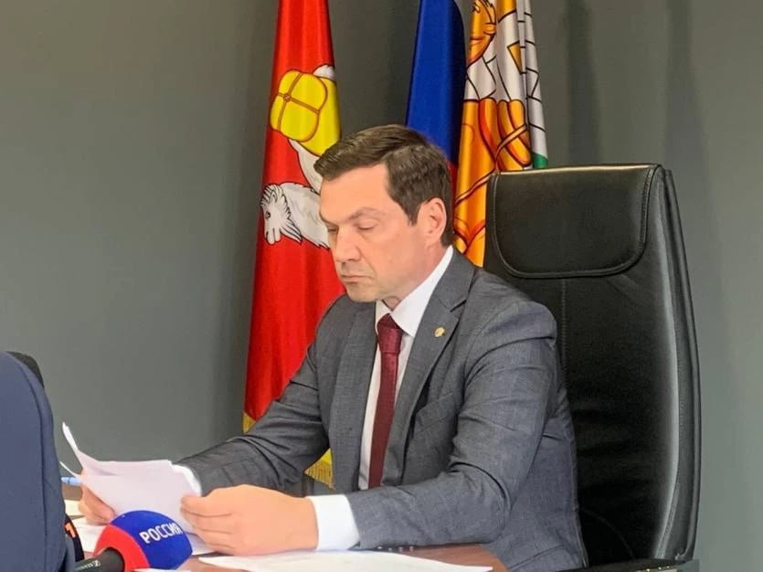 Алексей Лошкин призвал коммунальщиков лучше работать в сезон майских праздников  Сегодня, 29 апреля, на традиционном аппаратном совещании в администрации Челябинска глава города Алексей Лошкин призвал коммунальные службы активно работать в период грядущих майских праздников. Он призвал обеспечить горожанам максимум комфорта.  Алексей Александрович заявил, что во время больших выходных коммунальные службы должны продолжать работать в соответствии со своим графиком и, кроме того, намного чаще вывозить мусор, который в непогоду разлетается по всему городу.  Также он считает правильным отказаться от планового отключения водоснабжения в домах, поскольку в период выходных многие люди могут остаться дома, а отсутствие воды омрачит отдых. Отключение возможно только в случае аварийных ситуаций.  URALPRESS.RU