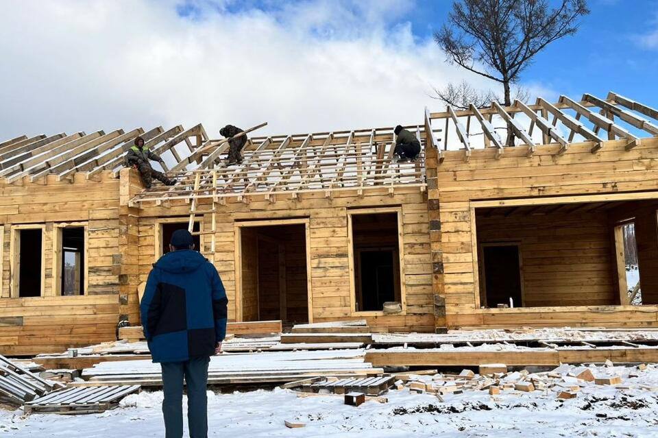 Подрядчика экотропы Ундугун оштрафовали за срыв сроков Компания ООО АРМ 1 заплатит около 500 тысяч рублей штрафа за задержку строительства экотропы Ундугун в Ивано Арахлейском природном парке сообщает Минприроды Забайкалья Причиной стали проблемы с поставкой материалов и смена субподрядчика из за чего не завершены работы по кровле установке окон и отоплению Несмотря на отставание срок реализации проекта 2025 2026 годы остаётся без изменений В случае необходимости возможно назначение нового подрядчика Фото из Telegram канала Минприроды Забайкалья ZAB RU
