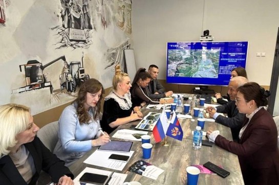 Китайская корпорация Сюань Юань предлагает реализовать проект в Приамурье для перевозки угля из России в КНР Речь о Канатном Экспрессе Бизнес идея предполагает строительство трансграничной низковысотной логистики Как сообщили в пресс службе Корпорации развития Дальнего Востока и Арктики КРДВ ключевая архитектура экспресса основана на высокопрочных композитных стальных тросах в качестве несущей конструкции создающей всепогодный транспортный коридор Полностью закрытая эксплуатация не подвержена воздействию климата и не загрязняет окружающую среду Система будет состоять из автоматизированных монорельсовых транспортных модулей и работать на электроэнергии от солнечной и ветрогенерации   ПРОДОЛЖЕНИЕ ПО ССЫЛКЕ