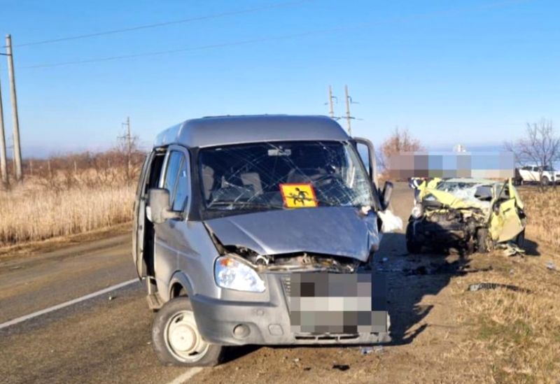 Вблизи Ставрополя пассажирская «Газель» столкнулась с легковым автомобилем, есть серьезно пострадавшие.  Авария произошла сегодня утром, 27 января, на трассе Ставрополь – Тоннельный - Барсуковская, сообщили в краевой Госавтоинспекции.  По предварительным данным, водитель «Газели» не справился с управлением, выехал на встречную полосу, и столкнулся с автомобилем «Киа».  В результате 46-летняя водитель иномарки и три её пассажира, среди которых 47-летняя женщина и двое несовершеннолетних 16 и 13 лет с тяжелыми травмами доставлены в больницу Ставрополя.  В пассажирской «Газели», принадлежащей детскому дому поселка Солнечнодольск, помимо водителя находилось семь пассажиров. Пострадавших нет.  Водитель маршрутки, 69-летний житель Изобильненского округа, злостным нарушителем не является.  На месте работает следственно-оперативная группа.