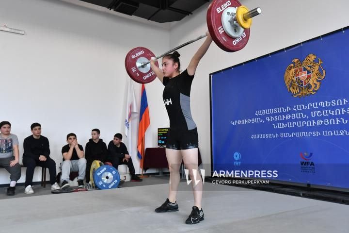 Стартовал чемпионат Армении по тяжелой атлетике.