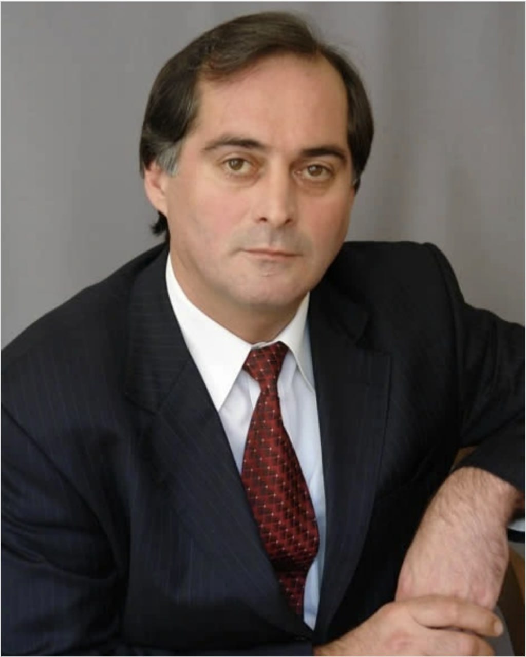 Народный артист Южной и Северной Осетии Валерий Цариев покинул Осетинский театр после очередного скандала Больше не могу наблюдать за пошлыми экспериментами на сцене и управленческим хаосом за кулисами написал артист в своем обращении Сейчас я вижу лишь карикатуры на искусство и попытки привлечь внимание публики за счет извращенных сценических решений подчеркнул актёр Валерий Заурбекович призвал руководство Северной Осетии обратить внимание на критическое положение Осетинского театра именуемого Академическим сообщив об отказе быть соучастником развала некогда процветающего театра После ухода из театра Цариев планирует сосредоточиться на своих проектах по популяризации осетинского языка и культуры