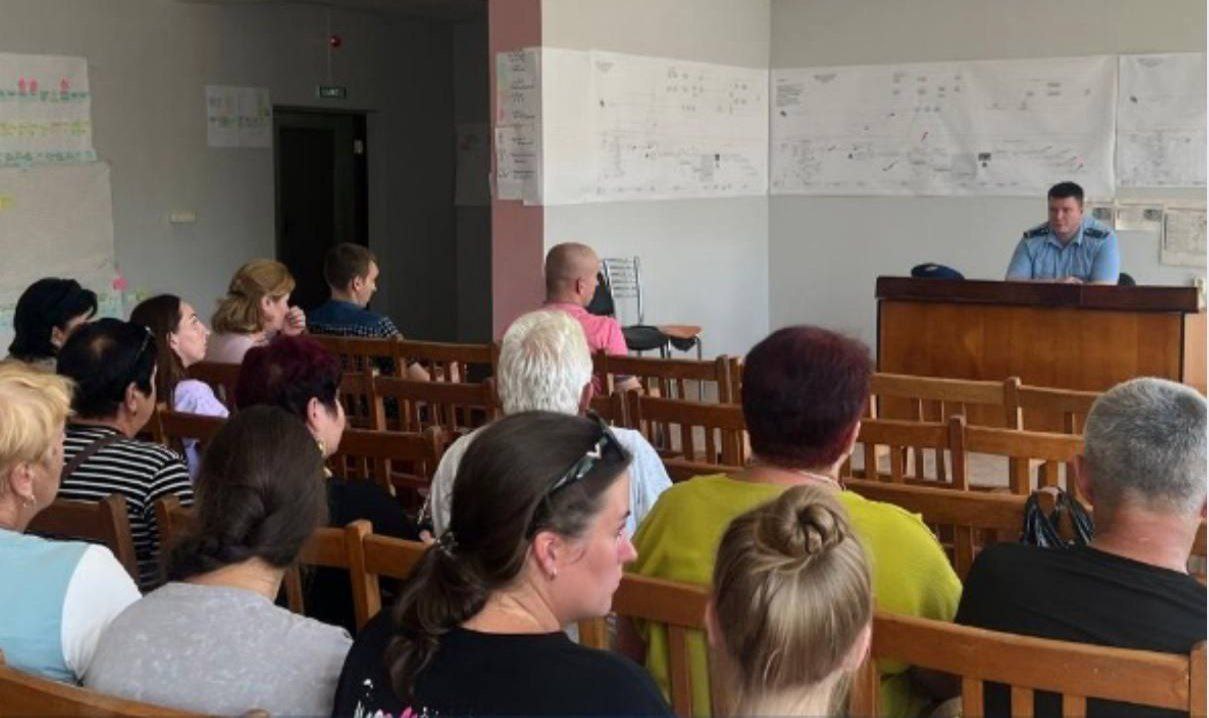 В Артёме благодаря вмешательству прокуратуры погашена задолженность по заработной плате на сумму более 6 млн рублей Прокуратура города Артёма провела проверку исполнения трудового законодательства, по результатам которой было установлено, что организацией, осуществляющей деятельность по производству бетонных и железобетонных изделий, допущены факты нарушения сроков выплаты заработной платы. В результате образовалась задолженность в размере 6,2 млн рублей. В целях устранения нарушений закона прокурор внес руководителю компании представление. По результатам его рассмотрения задолженность полностью погашена, права работников восстановлены. Исполняющий обязанности прокурора города Артёма Степан Коваль провел рабочую встречу с трудовым коллективом предприятия, в рамках которой обсудил вопросы соблюдения трудовых прав граждан и ответил на интересующие вопросы.