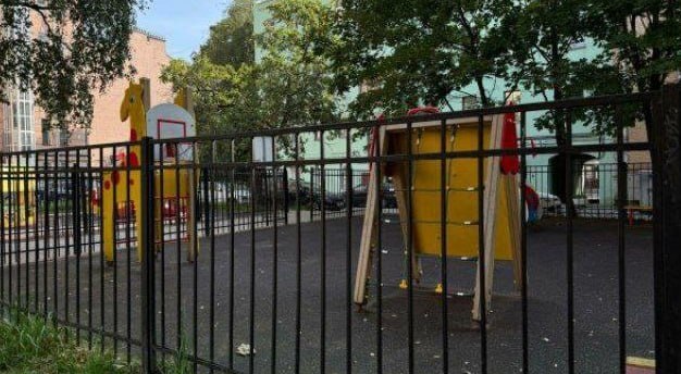 В Питере таджик надругался над четырёхлетним мальчуганом, мирно игравшим на детской площадке. Животному едва исполнилось 19 лет, в Россию он прибыл из кишлака в прошлом месяце. Прогуливаясь мимо детской площадки увидел мелкого парнишку, ковырявшегося в песочнице и тут же решил воплотить в жизнь мерзкий план, мигом созревший в голове. Домогавшегося до малыша дикаря уже задержали, но пацанёнку и его родителям от этого легче не станет. : Мигранты — всё как есть