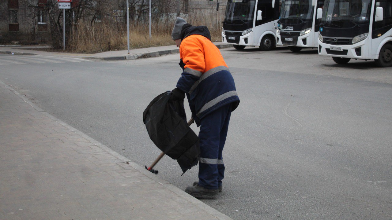 Дирекция благоустройства продолжает уборку городских территорий.  Сотрудники ДБГ в ежедневном режиме собирают случайный мусор, очищают урны, подметают тротуары. Работы проводятся во всех районах города с 07.00. Бригады мехуборки 22 января убирали проезжую часть на улицах Горького, Маяковского, Новой.  Случайный мусор собирали на улицах Спортивной, Халтурина, Гагарина, Братиславской, Большой, Соколовской, Электрозаводской, Лермонтова, 3-и Бутырки, Чапаева, Яхонтова, Маяковского, 1-й Железнодорожной, Татарской, проезде Шабулина, Бирюзова, разворотном круге общественного транспорта на улице Березовой и других.  Дикорастущую поросль спилили на улицах Электрозаводской, Московское шоссе, Касимовское шоссе.  На дежурстве находятся 19 КДМ.