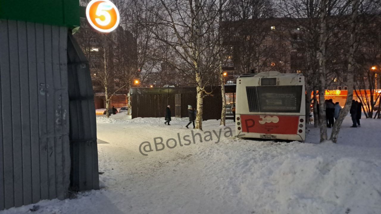 Автобус протаранил «Пятерочку» и застрял между деревьев в Перми  «Он у нашего подъезда на Мильчакова, 18 снес козырек. На вахте сказали, что это произошло в 16:40. Водитель был трезвым и повернул сюда, скрываясь от кого-то. Пострадавших нет», — сообщили читатели URA.RU