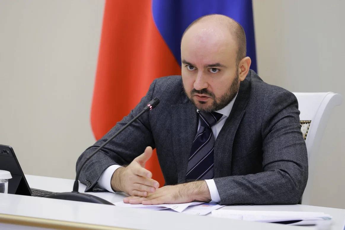 Самарский губернатор потребовал сдавать телефоны перед совещаниями правительства Губернатор Самарской области потребовал от подчиненных сдавать телефоны перед совещаниями правительства Об этом он заявил в среду 3 сентября Такая инициатива предложена чтобы чиновники не перехихикивались в чатах во время совещаний По мнению главы региона нельзя заниматься чем то иным Глава Самарской области также заявил что чиновникоа регионального правительства будут проверять на детекторе лжи kommersant volga