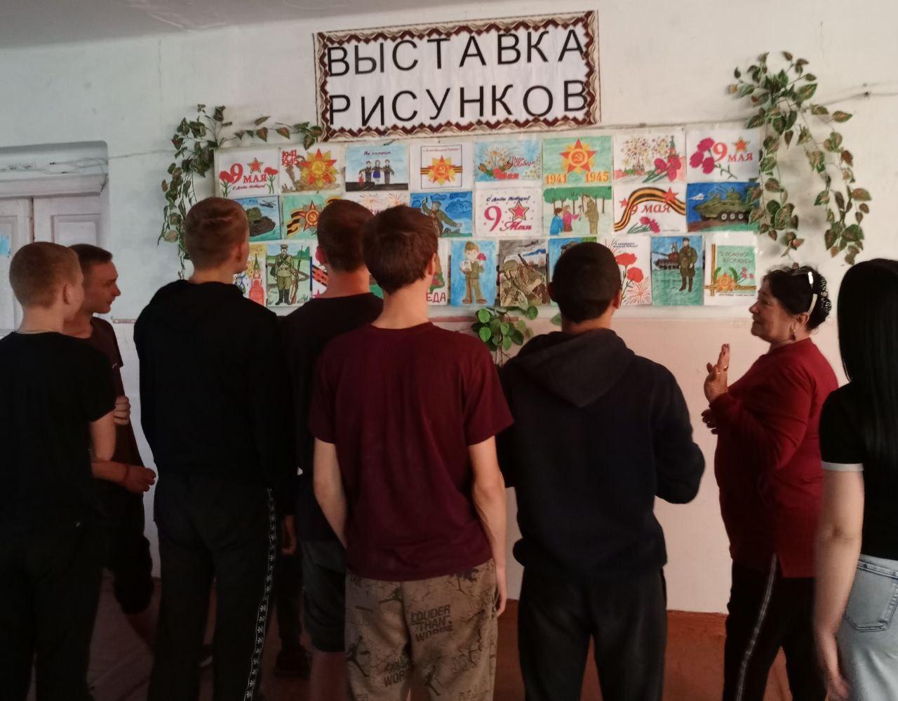 Выставка детских рисунков «Победа в красках» В Новотроицком муниципальном округе в Софиевском сельском клубе состоялось открытие выставки детских рисунков «Победа в красках». Это событие стало настоящим праздником души в преддверии Дня Победы, который для каждого из нас несёт глубокий смысл и трогательные воспоминания о героях прошлого.