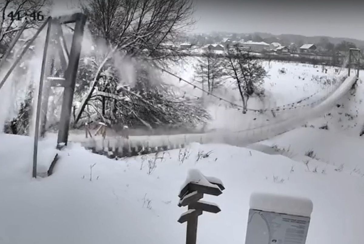 Михаил Голубев показал как упал тарусский мост   kaluganews ru fn 1785612 html Михаил Голубев глава Тарусского МО опубликовал в своем телеграм канале видео как произошло обрушение пешеходного подвесного моста через реку Таруса   Прислать новость Подписаться