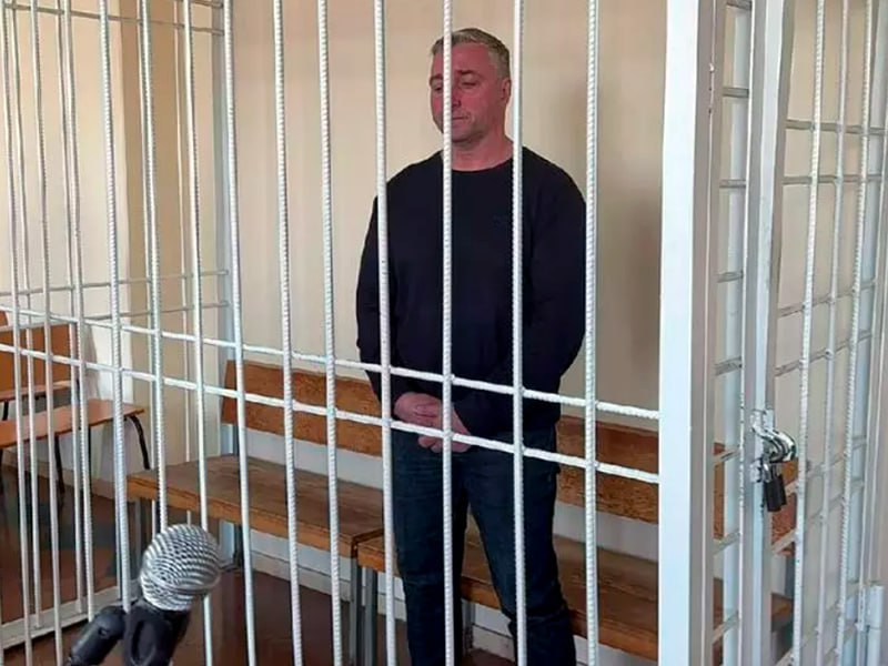 Завкафедрой НГУ обвинили в получении 3 млн от студентов Дело заведующего кафедрой физического воспитания Новосибирского государственного университета НГУ Сергея Евтушенко дошло до суда. Его обвиняют в превышении полномочий из корыстной заинтересованности пункт «е» ч. 3 ст. 286 УК и причинении ущерба собственнику имущества путем злоупотребления доверием ч. 1 ст. 165 УК , обратил внимание «Сибирский экспресс» на карточку дела. Заместитель прокурора Советского района Новосибирска Андрей Акрамов утвердил обвинительное заключение по уголовному делу в отношении местного жителя. Он обвиняется по ч. 1 ст. 165 УК РФ причинение имущественного ущерба собственнику имущества путем злоупотребления доверием при отсутствии признаков хищения , п. «е» ч. 3 ст. 286 УК РФ превышение должностных полномочий . Обвиняемый организовывал работу тренажерного зала учебно-спортивного оздоровительного центра НГУ, но, «вопреки установленному ректором порядку и стоимости спортивных занятий», брал со студентов по 1 тыс. рублей в месяц за посещение спортзала, рассказали в областной прокуратуре. Деньги перечислялись на его счёт и счёт жены, уточнили в пресс-службе ведомства. «Студенты, платившие обвиняемому, по его указанию освобождались от посещения занятий по физической культуре, в нарушение установленного порядка допускались к промежуточной аттестации. Всего заведующий кафедрой за указанный период времени получил от обучающихся в виде незаконного вознаграждения более 3 млн рублей», — считает обвинение. Евтушенко арестовали в апреле 2024 года. Первоначально сообщалось, что преподавателю вменяли только взятку в 21 тыс. рублей от студента за получение зачёта без посещения занятий. Подписаться Прислать новость Помочь бустами