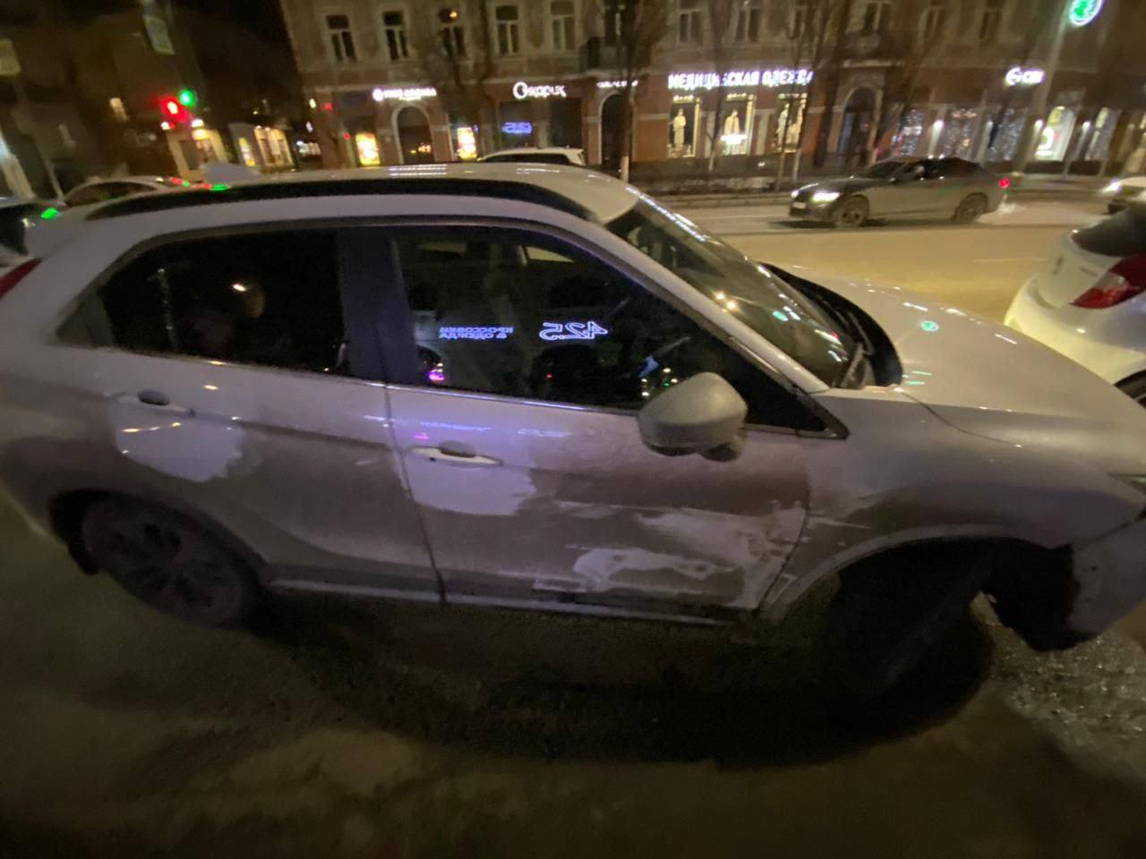 В центре Ростова водитель БМВ сбил человека на тротуаре. 28-летний пешеход жив, но получил травмы.   Однако, как уточнили в ГАИ, виноват в аварии не водитель БМВ, а тот, кто был за рулем «Митсубиси Эклипс». Он и допустил столкновением с «немцем». БМВ вылетела на тротуар и наехала на пассажира.   Фото: «Тютина», Donday, ГАИ