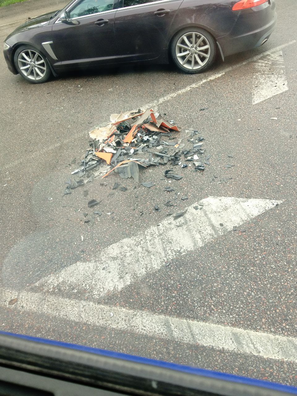 Трехкилометровая пробка парализовала движение на повороте на Острогожск  Автомобилисты стоят на месте около 30 минут. Причина – две аварии в районе заправки «Лукойл».   Пострадал ли кто-то, пока не сообщается.   Большой воронежский. Подписаться