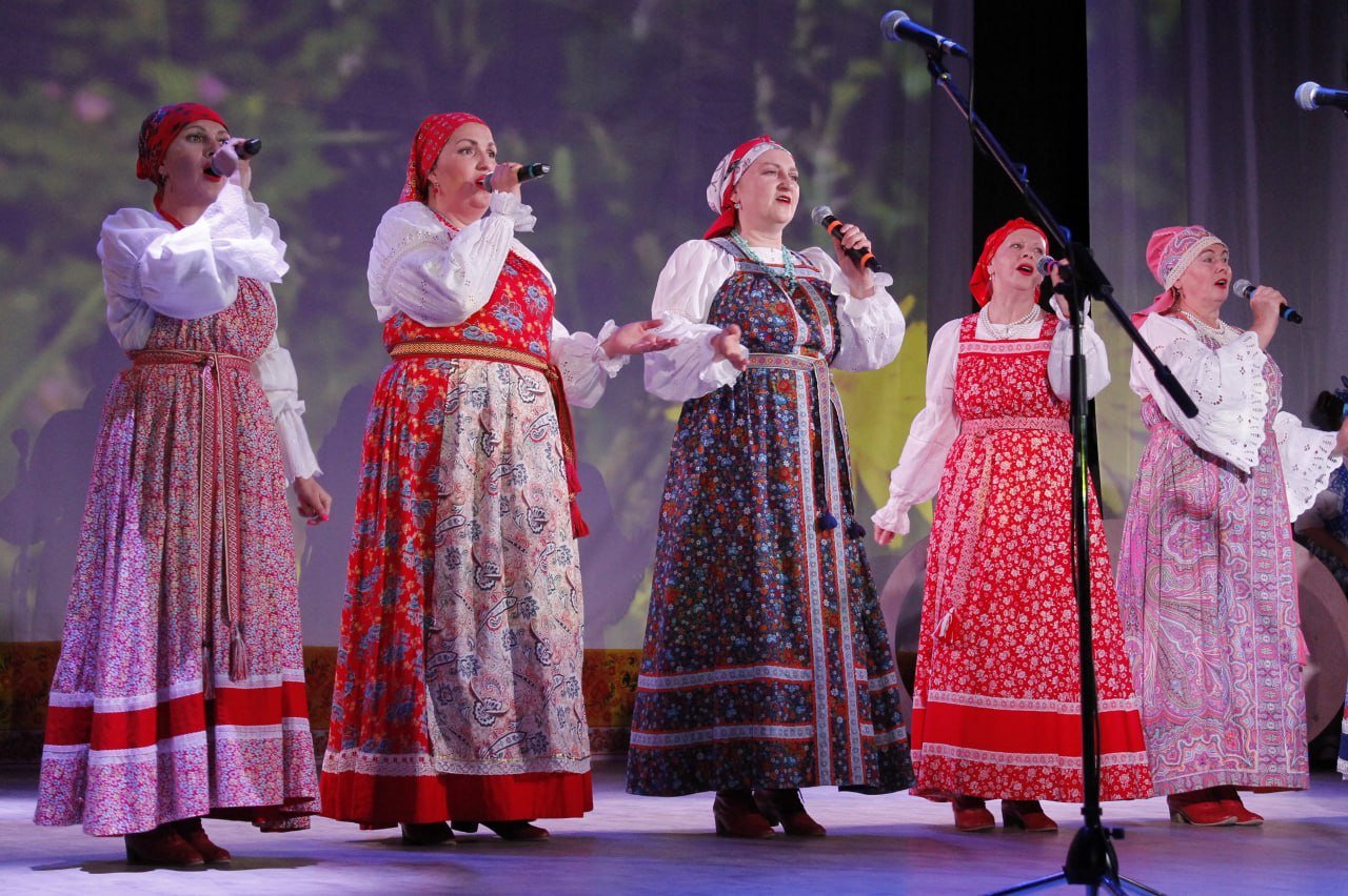 В деревне Баранникова состоялся молодежный межнациональный форум «Урал — национальная география». Участники смогли поделиться своими традициями, а также познакомится с национальными танцами и песнями других культур  «Вместе с заведующим отделом культуры, молодежной политики и спорта Ольгой Прозоровой приветствовали гостей, подчеркнули важность таких мероприятий для укрепления межнациональных связей и сохранения культурного наследия. Считаю, что форумы подобного рода играют ключевую роль в воспитании уважения к культурным традициям и содействии диалогу между народами», — рассказал глава Камышловского муниципального района Олег Макарян.  Мероприятие началось с ярмарки ремесел, где можно было приобрести уникальные изделия ручной работы, выпечку. А затем уже в концертном зале развернулось настоящее шоу: участники в национальных костюмах радовали зрителей вокальными, танцевальными и музыкальными номерами. Зрители также познакомились с частью коллекции павловопосадских платков.    пресс-служба администрации Камышловского муниципального района   Подписаться на «ОГ» Прислать новость Поддержать канал