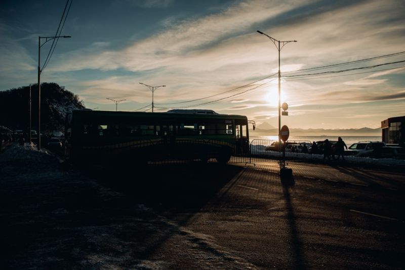 В Петропавловске Камчатском автобусы вернутся на прежние маршруты С 1 ноября автобусы в Петропавловске Камчатском возвращаются к прежней схеме движения по улице Ленинская Изменения касаются маршрутов номер 3 20 22 26 и 28 сообщили агентству КАМЧАТКА ИНФОРМ в горадминистрации Эти автобусы будут поворачивать с Ленинской на Советскую Автобусы 26 и 28 вновь начнут заходить на территорию Морвокзала При этом для автомобилистов останется в силе запрет на левый поворот с улицы Красинцев на Ленинскую у памятника Николаю Чудотворцу Фото Анастасии Юдаевой РАИ КАМЧАТКА ИНФОРМ Архив Читать на сайте