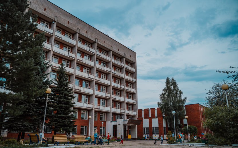 Продадут санаторий и лагеря В столице Удмуртии на торги выставлены три объекта принадлежащих госкорпорации Ростех санаторий профилакторий Сосновый территории оздоровительных лагерей Березовая роща и Солнечный Отметим что санаторий и лагерь являющиеся предметом договора сохранят свою направленность как объекты рекреации с последующим развитием туристическо рекреационного сегмента в регионе на базе указанных активов сообщает пресс служба администрации города Подчеркивается что одним из условий сделки станет сохранение работы приюта Кот и Пес который находится на территории лагеря Солнечный Планируется что участок под приютом минимум на 15 лет передадут общественной организации которая содержит этот объект в данный момент Начальная цена лота в который вошли все три объекта составляет 557 млн руб Ранее сообщалось что на территории санатория Сосновый появится новый туристический комплекс izhlife ru Ижевск Удмуртия