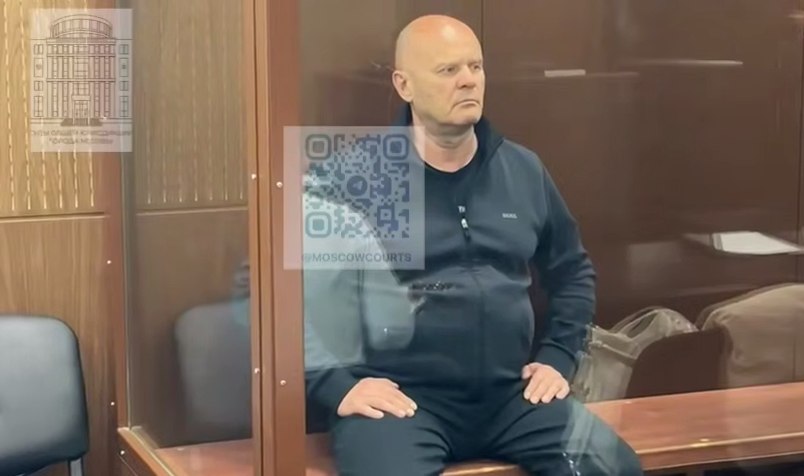 Адвокаты мэра Красноярска Владислава Логинова обжаловали его арест Защита обвиняемого в коррупции мэра Красноярска Владислава Логинова обжаловала его заключение в СИЗО. Об этом сообщает ТАСС со ссылкой на Басманный суд Москвы. Адвокат мэра Екатерина Писаревская рассказала порталу Sibnovosti, что апелляция была подана несколько дней назад. Дату рассмотрения жалобы еще не назначили. «Мера пресечения обжалуется всегда. Вина не доказана, следствие только-только начинается, и я, как защитник, считаю, что это заключение под стражу, прим. ред. преждевременно», — прокомментировала Писаревская. Напомним, Владислава Логинова задержали 9 июня. По версии следствия, глава города получил от гендиректора коммерческой организации взятку в виде 180 млн рублей деньгами и оплаты строительства бани на участке чиновника. За это Логинов обеспечил победу фирме на торгах на выполнение ремонта дорог. Сам мэр на суде заявил, что его оговорили. Басманный суд отправил Владислава Логинова в СИЗО до 4 августа. Newslab