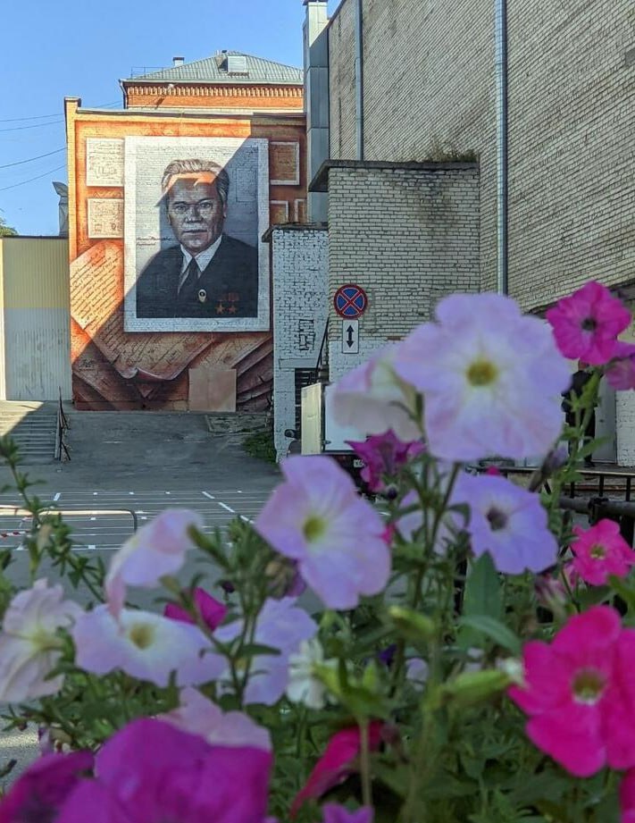 Владимир Путин присвоил аэропорту Ижевска имя уроженца Алтайского края оружейного конструктора Михаила Калашникова Фото мурал с изображением Калашникова на стене АлтГУ в Барнауле amic ru Подписаться на amic ru Мы в Max