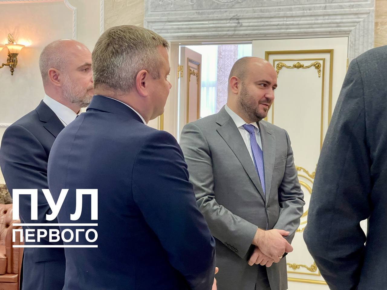 Лукашенко на встрече с губернатором Самарской области Вячеславом Федорищевым предложил развивать совместные предприятия — как на базе уже существующих компетенций, так и в новых направлениях.     Будем готовы всегда содействовать реализации наших договоренностей. Если мы о чем-то договоримся, мы обязательно договоренности выполним, — подчеркнул белорусский лидер.    По данным последних лет, пиковый объем товарооборота между Беларусью и Самарской областью был зафиксирован в 2023 году и составил более $3,2 млрд. За первые пять месяцев 2025 года объем товарооборота составил почти $1 млрд.  Белорусская техника поставляется в регион в основном через дилерскую сеть. В Самарской области функционируют восемь магазинов фирменной торговли концерна «Беллегпром», такая же сеть у мебельного предприятия «Пинскдрев», а также более 15 торговых точек под брендом «Белорусские продукты».  #Лукашенко    Подпишись — Минская правда MLYN.by