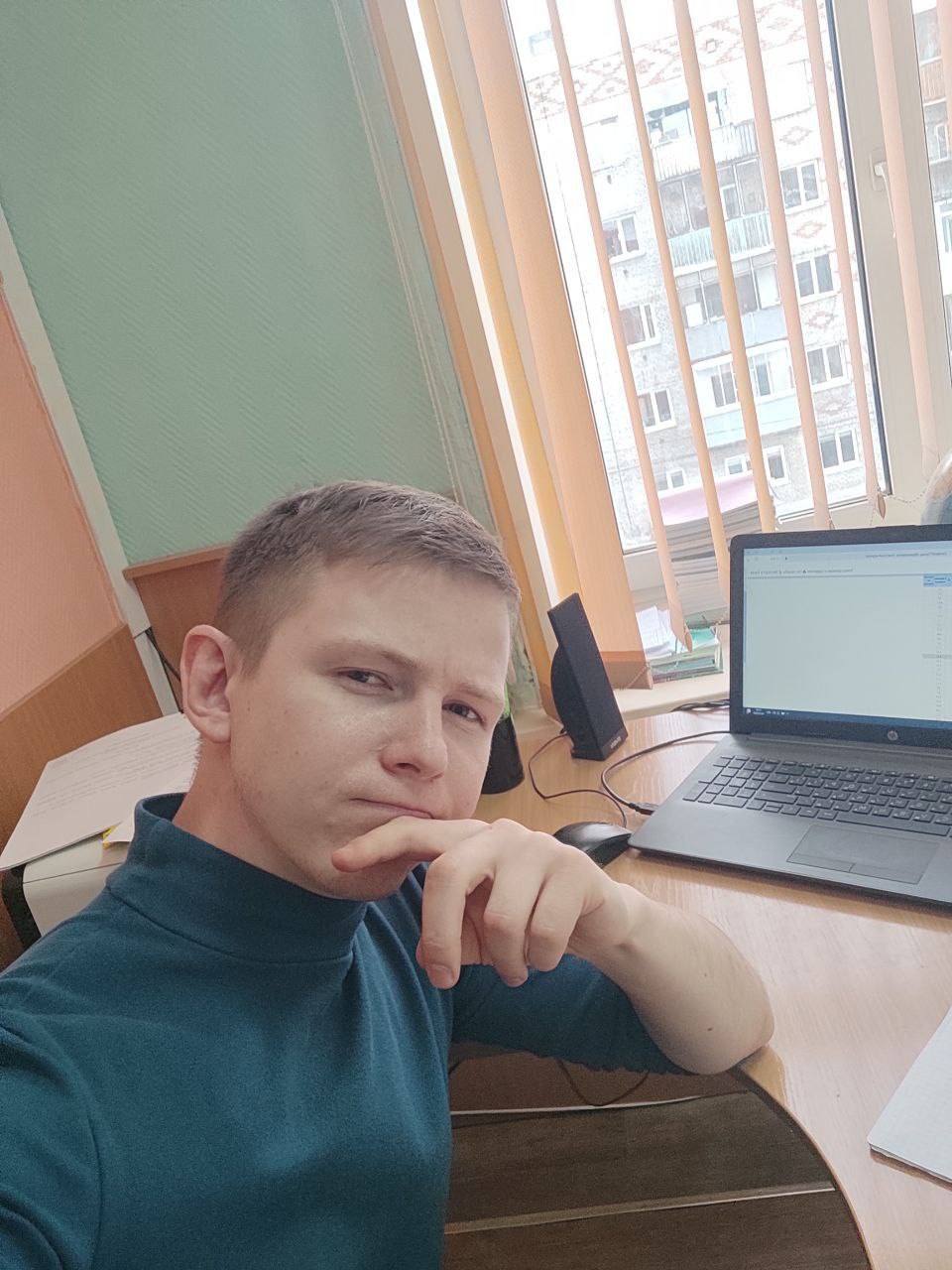 «Либо ты уходишь, либо директор»: алтайскому депутату пришлось уволиться из школы после заявлений о мизерных компенсациях учителям за ГИА  Депутата Алтайского ЗакСа Александра Волобуева  КПРФ  вынудили уволиться с должности учителя географии из школы № 103 в Барнауле. Это произошло спустя несколько часов после материала «Толка» о низких выплатах педагогам за участие в проведении ГИА [государственной итоговой аттестации].  В Алтайском крае организаторам в аудитории — тем, кто несколько часов наблюдает за школьниками, положено 108 рублей за день  до вычета налогов — 125 .  Волобуев в этом убедился лично, поучаствовав в проведении одного из экзаменов. Он рассказал журналистам, что во время ГИА на педагогов ложится большая ответственность из-за различных правил, нагрузка длится полноценный 8-часовой рабочий день. При этом, со слов депутата, за обычный 40-минутный урок он получает 193 рубля.  «Есть «туалетные» ведомости так называемые — когда фиксируется время выхода ребенка в туалет и время возвращения. <...> И на мой взгляд, как человека, который работал на избирательных кампаниях, провести выборы гораздо легче, чем ЕГЭ. И отдельно стоит отметить, что за нарушения в проведении выборов штрафуют гораздо меньше. На выборах тебя могут оштрафовать на 5-10 тыс., а за экзамен — до 40 тыс.»,  — рассказал Волобуев.  Через три часа после публикации учитель сообщил, что чиновники поставили ему ультиматум.  «Ход, который сделал комитет по образованию «не ранил» – «убил»: либо ты уходишь сам, либо директору школы не продляют контракт, что означает приход нового «назначенца», который будет наводить свои порядки. <...> Подставлять школу из-за самодурства «образовательных» чиновников я не хочу».  Многие в комментариях поддержали учителя, в том числе ученики.  По данным профсоюза «Учитель», компенсации учителям за работу на ГИА в Алтайском действительно самые низкие в стране. В некоторых регионах педагоги получают за час на экзаменах в несколько раз больше, чем в крае платят за день.  Фото: ТГ-канал Александра Волобуева