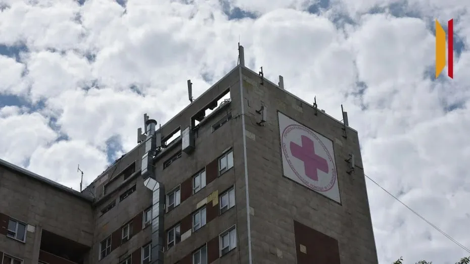 Капремонт здания больницы скорой медицинской помощи 1 проведет воронежская фирма Больница находится по адресу проспект Патриотов 23 Воронежское ООО Ремонтно строительная компания Панорама согласилось выполнить работы за 311 млн рублей при начальной цене контракта 335 млн рублей По техническому заданию подрядчику предстоит отремонтировать фасад здания Кроме того необходимо отремонтировать системы электроснабжения отопления и вентиляции водоснабжения Работы нужно завершить до 1 марта 2028 года Мы в Мах