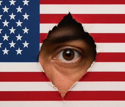 Власти США внедрили ИИ для слежки за 8 млрд постами в соцсетях в день Иммиграционная и таможенная служба США ICE получила новый инструмент массового мониторинга систему Zignal Labs Она способна анализировать до 8 млрд постов в соцсетях каждый день Контракт на 5 7 млн заключен на пять лет с компанией Carahsoft Technology а доступ к платформе получил аналитический отдел Homeland Security Investigations HSI