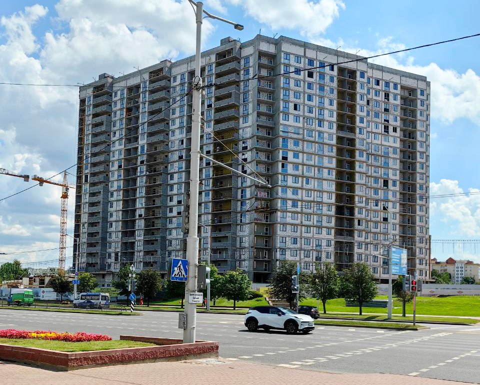 В ЖК Гулливер впервые предложили квартиры с чистовой отделкой Вот цены Рядом с метро Пушкинская продолжается строительство высотного дома от УКС Мингорисполкома Напомним что жилой комплекс Гулливер растет на месте бывшего коммерческого недостроя Сегодня застройщик предложил всем желающим однушки двушки и трешки в рассрочку и с кредитом Цена квадрата начинается от 5500 рублей Отмечается что квартиры будут сдавать с чистовой отделкой Мы посчитали что 42 метровая однушка в рассрочку будет стоить около 281 тысячи рублей 94 тысяч долларов 63 метровая двушка около 365 тысяч рублей 122 тысяч долларов а 79 метровая трешка около 435 тысяч рублей 146 тысяч долларов