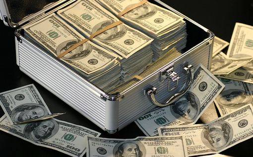 Госдепартамент США предлагает до 10 миллионов долларов за информацию о Хезболле Госдепартамент США предлагает вознаграждение в размере до 10 миллионов долларов за информацию о деятельности и связях Хезболлы в Латинской Америке. Заявление, опубликованное в рамках программы “Вознаграждения за правосудие” в X, было выпущено на английском, испанском, португальском и арабском языках. В нем содержится просьба предоставить информацию о финансовых сетях группировки, действующей в районе, где сходятся границы Аргентины, Бразилии и Парагвая. В заявлении говорится, что группировка несет ответственность за совершение террористических актов в Западном полушарии, включая взрыв 18 июля 1994 года в Аргентинском еврейском обществе взаимопомощи. Кроме того, согласно заявлению, члены и сторонники Хезболлы участвуют в крупномасштабных схемах получения доходов, включая отмывание денег с использованием торговли, незаконный оборот наркотиков, контрабанду угля и нефти, незаконную торговлю алмазами, контрабанду наличных денег, контрабанду сигарет и предметов роскоши, подделку документов и подделку долларов США. ________________________ Хотите знать больше? : Mignews