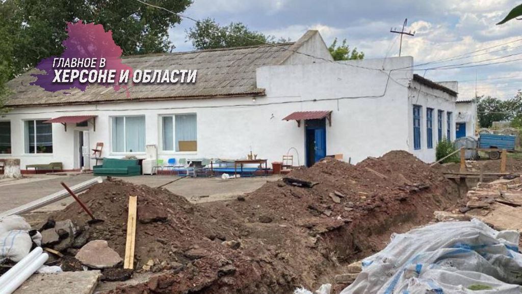 В Херсонской области образовательные учреждения не соответствуют современным стандартам безопасности Власти региона постепенно решают эту проблему, как сообщил и. о. замминистра образования и науки области Алексей Григорьев в интервью ХАН. В данный момент в области функционирует 106 школ, в которых обучаются около 21 тысячи детей. Одним из ключевых направлений модернизации является обеспечение пожарной безопасности и внедрение антитеррористических мер. Хотя это не удастся решить сразу, работа в этом направлении продолжается. Григорьев также подчеркнул, что в процессе восстановления школ проводится ремонт учебных классов и пищеблоков, с помощью Минстроя и их учреждений. Он добавил, что регионы-шефы оказывают значительную помощь, подготавливая школы к новому учебному году и предоставляя учебники и школьную форму.
