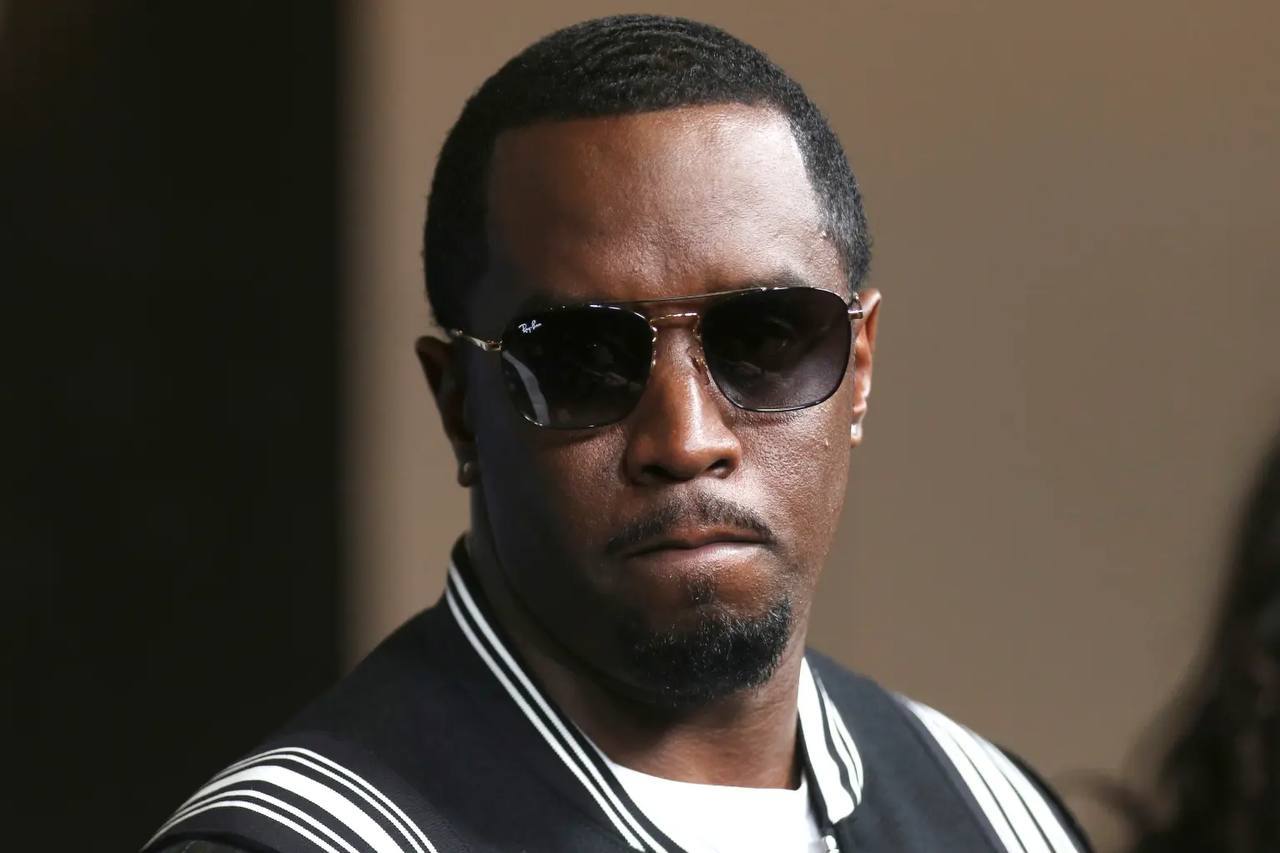 Подробности о P. Diddy все-таки будут: его адвокаты не смогли добиться запрета на разглашение информации со стороны жертв и их представителей. Федеральный судья Манхэттена назвал это требование «беспрецедентным» и «необоснованным». Арун Субраманиан отметил, что это «крайнее средство», которое будет угрожать свободе слова.   Напомним, что ранее судья издал указ, запрещающий прокурорам и другим сотрудникам правоохранительных органов разглашать любую «непубличную» информацию по делу P. Diddy.   В чем обвиняют Шона Комбса и кто, возможно, является соучастником его преступлений, — в нашем материале.