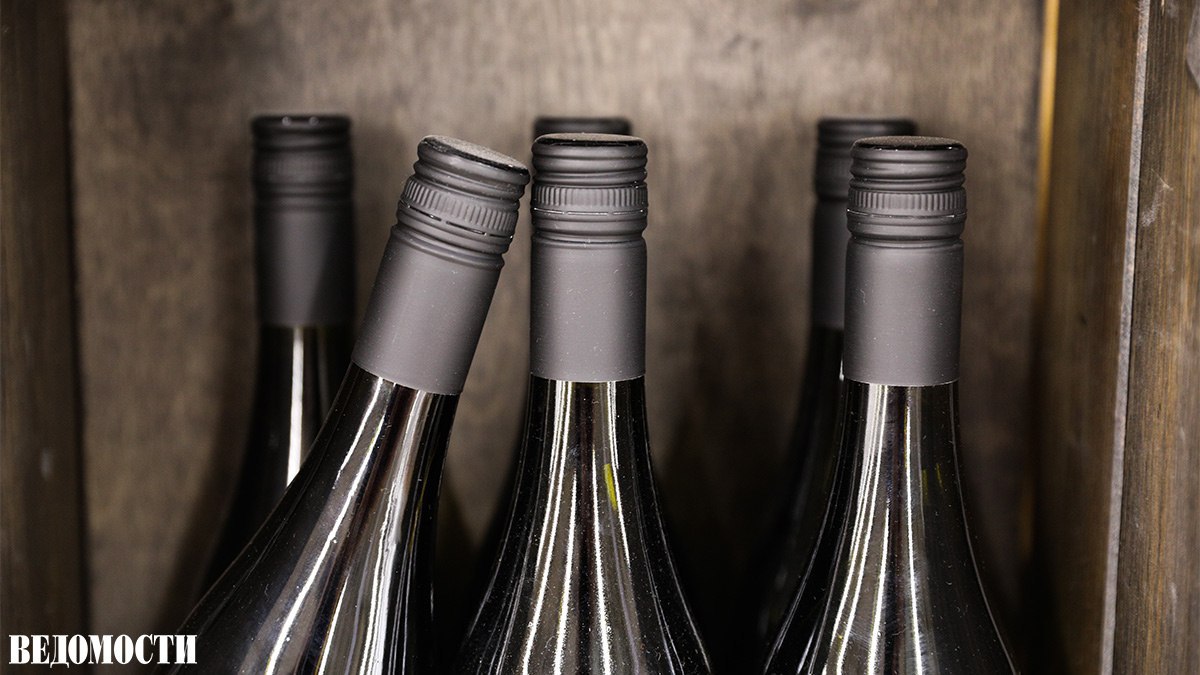 Экспорт французских вин и спиртных напитков сокращается третий год подряд из за американских тарифов и пошлин в Китае пишет Reuters В 2025 году экспорт сократился на 8 до 17 03 млрд и на 3 по объему составив 168 млн ящиков С 2022 года экспорт французских вин и спиртных напитков в стоимостном выражении снизился на 17 опустившись со второго по величине экспортного сектора Франции на третье уступив аэрокосмической и косметической отраслям Продажи в США упали на 21 в Китай на 20 Одной из главных жертв эскалации торговой напряженности стал французский коньяк экспорт которого сократился на 15 в объеме и на 24 в стоимости Участники рынка рассчитывают что в будущем отрасль должна выиграть от новых торговых соглашений ЕС с Индией и Южной Америкой пишет Reuters Telegram Max