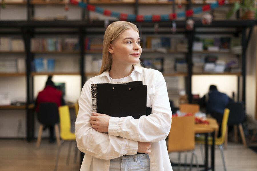 В Приамурье заработала новая мера поддержки многодетных семей компенсация за обучение детей в колледжах На выплаты в размере 25 от стоимости обучения могут рассчитывать семьи в которых трое и более детей Право на компенсацию имеют дети из многодетных семей которые впервые поступили и очно обучаются на платной основе в колледжах техникумах или иных организациях СПО расположенных в Амурской области Еще одно важное условие выплата положена в том случае если на выбранной специальности у студента нет возможности перевестись на бюджетное место согласно установленному федеральному порядку перевода прокомментировал начальник отдела профессионального образования и науки регионального Минобрнауки Михаил Захаров Для получения выплаты за первый семестр этого учебного года студентам или их законным представителям необходимо подать заявление до 20 февраля Если студент получает образование в колледжах области то есть в государственных образовательных организациях то прием заявлений осуществляет само учебное заведение Если студент учится в федеральных образовательных организациях то прием заявлений ведет министерство образования и науки области сообщили в минобре Амурской области