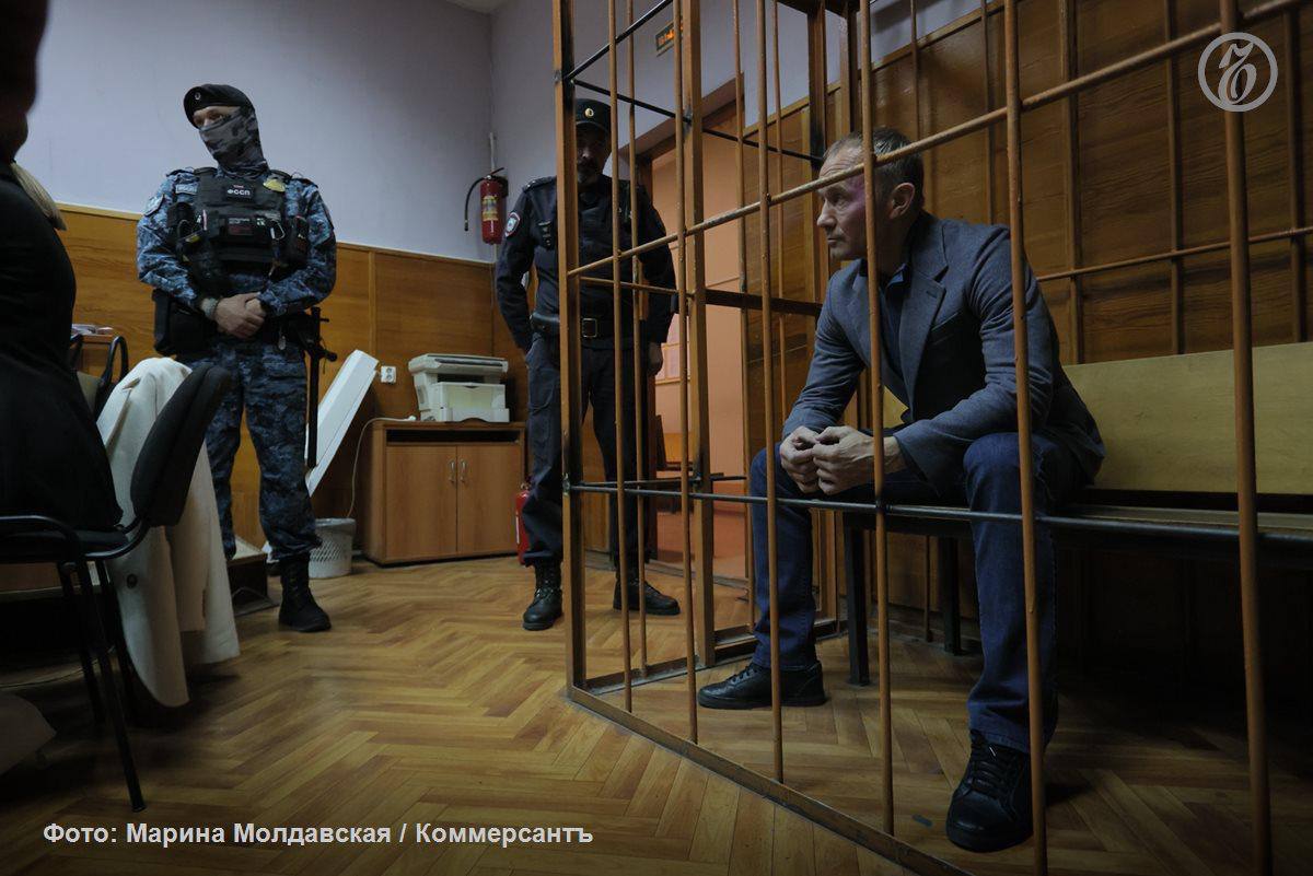 Экс вице губернатора Свердловской области Олега Чемезова этапировали в СИЗО 7 Челябинска По словам источника Ъ Урал это уникальное СИЗО на территории управления ФСБ в котором обычно содержатся ВИП персоны Невзирая на ухудшение здоровья Чемезова за время проведенное им в следственном изоляторе 1 Екатеринбурга следствие с целью оказания психологического давления изоляции Чемезова от близких от защитников принимает решение перед праздниками в ночь с 3 11 на 4 11 этапировать Чемезова в СИЗО 7 г Челябинска Несмотря на близость городов этап длился более суток в течение которых Чемезов имеющий из за болезней существенные ограничения в питании такие как необходимость частых приемов пищи употребление в пищу строго определенных продуктов имел возможность лишь пить теплую воду сообщила Ъ Урал его адвокат Мария Кирилова 30 сентября Верх Исетский райсуд Екатеринбурга арестовал Олега Чемезова до 15 ноября по обвинению в мошенничестве в особо крупном размере Арест произошел вскоре после того как в СИЗО отправили других фигурантов по делу Облкоммунэнерго бизнесмена Алексея Боброва топ менеджера Корпорации СТС Татьяну Черных и экс главу Объединенной теплоснабжающей компании Антона Боликова Всем им предъявлены обвинения в мошенничестве По версии следствия они похитили более 1 млн руб из областного бюджета Никто из них вину не признает kommersantural